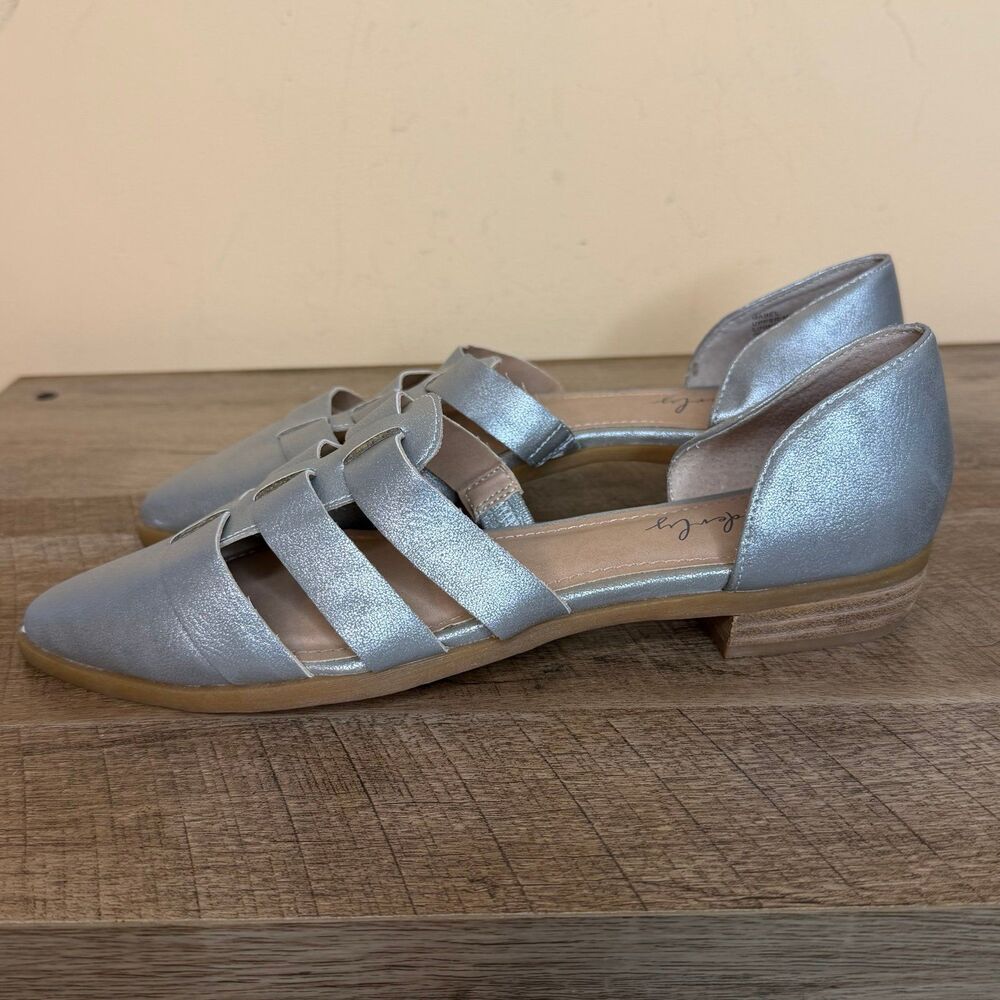 Wonderly Mabel Strappy Flats silver faux leather sandals size 8 shoes